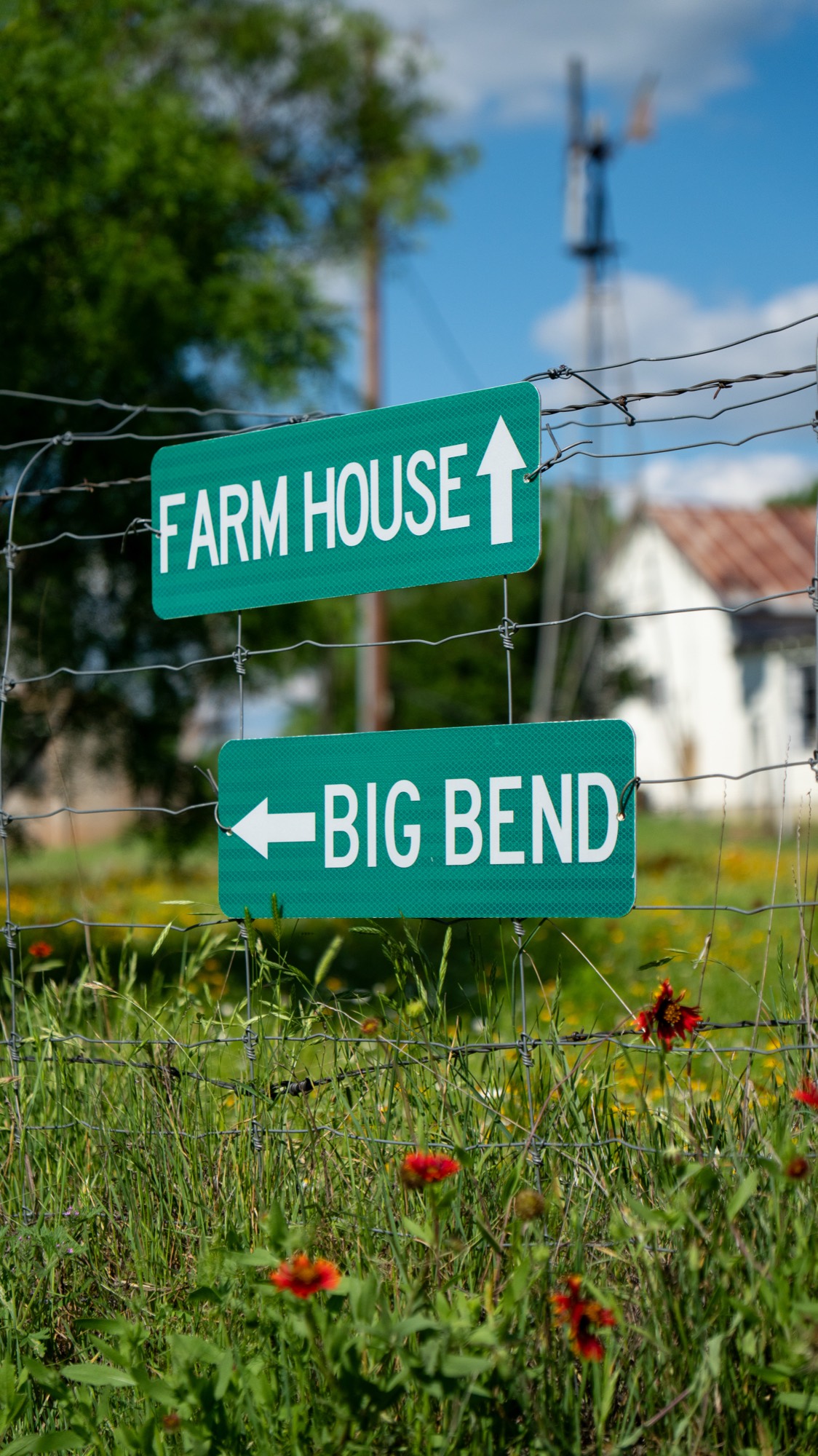 Property signs pointing to Farm House and Big Bend